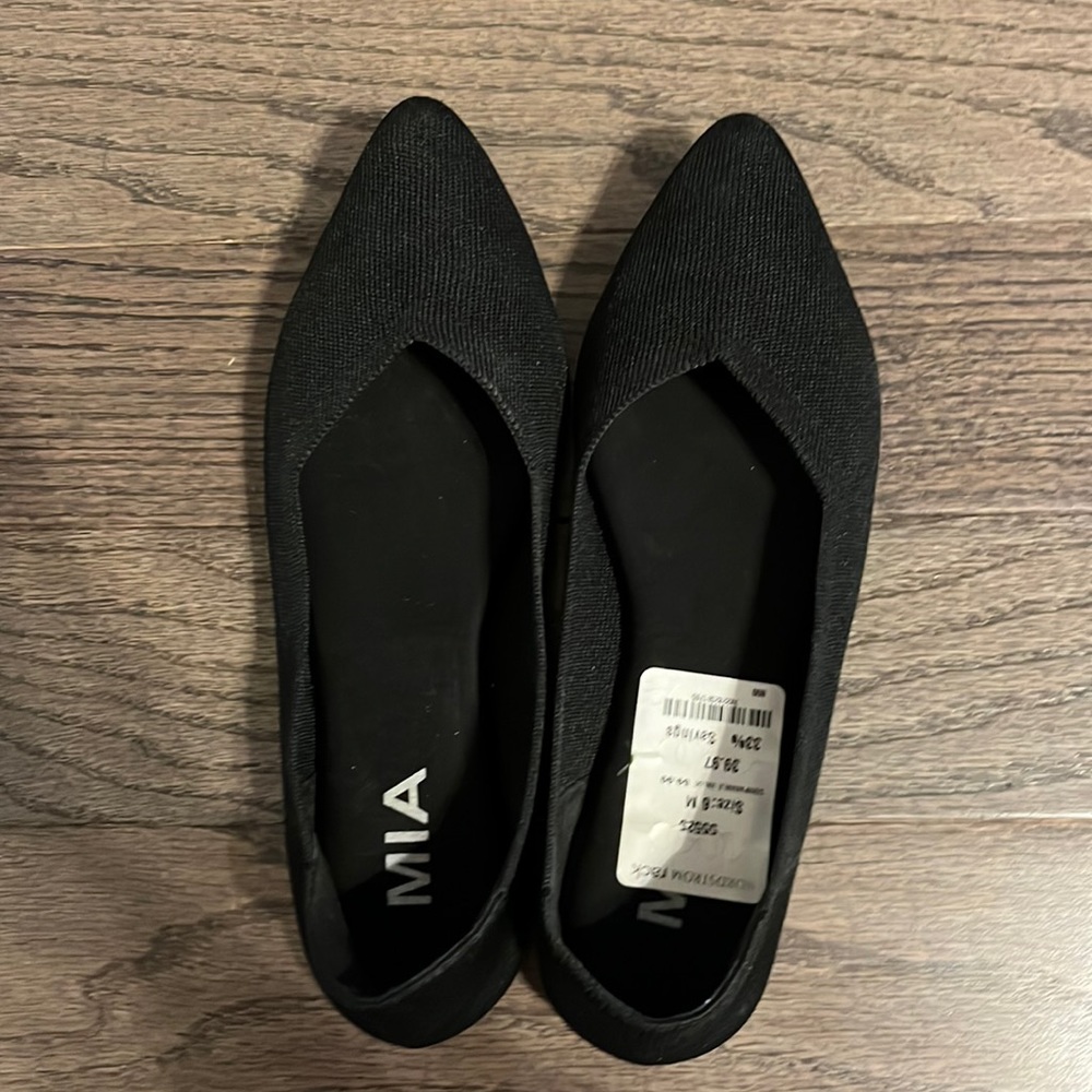 Cute black flats! Excellent condition.
